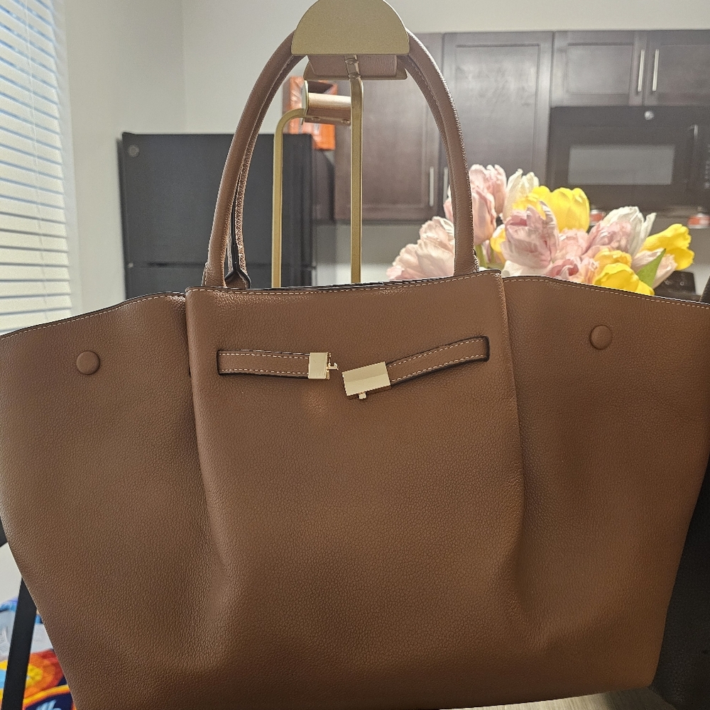 Chic Tan Leather Tote Bag